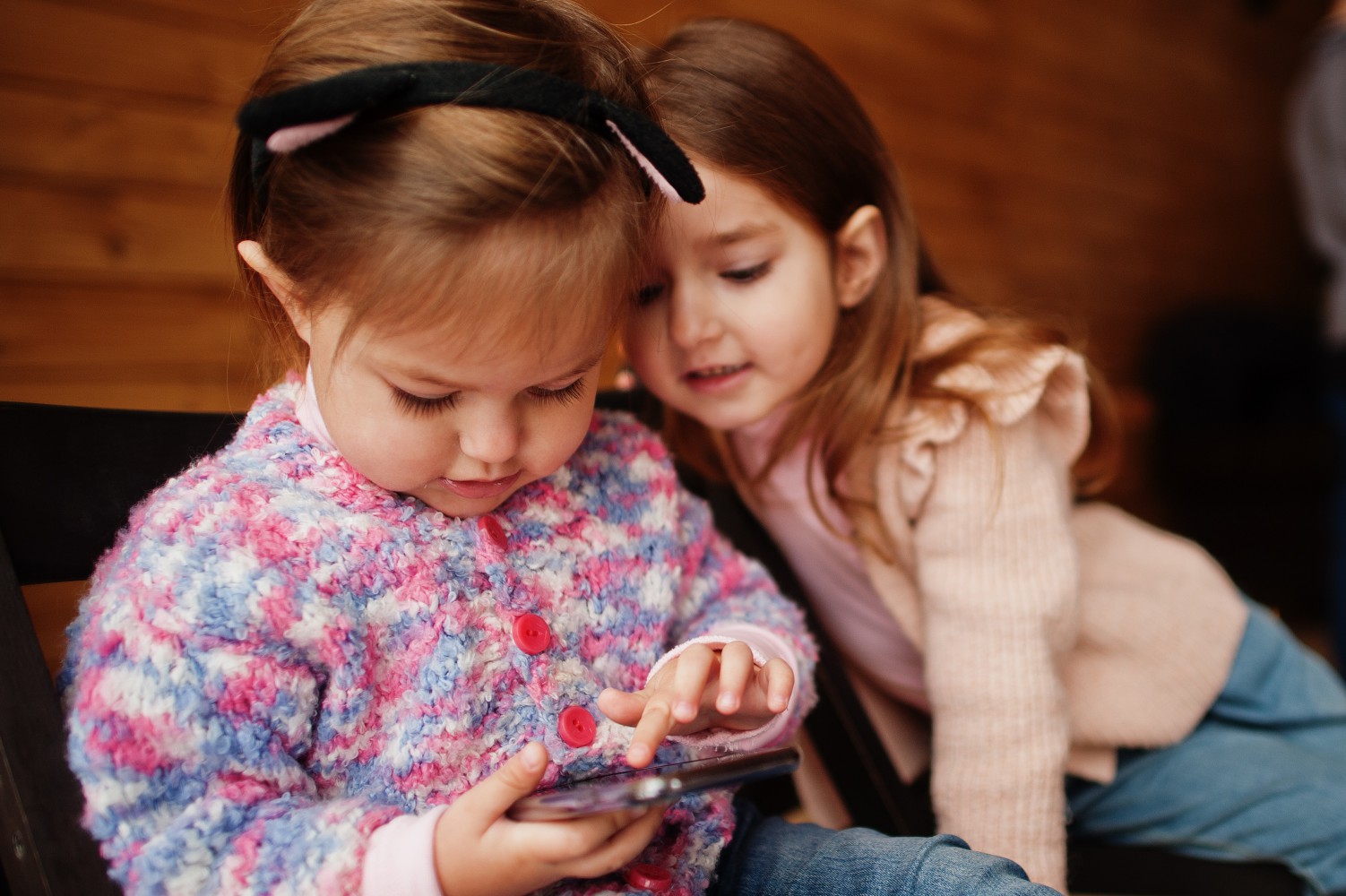 اثرات نامطلوب تلویزیون و تلفن همراه بر رشد گفتار و زبان در نوزادان